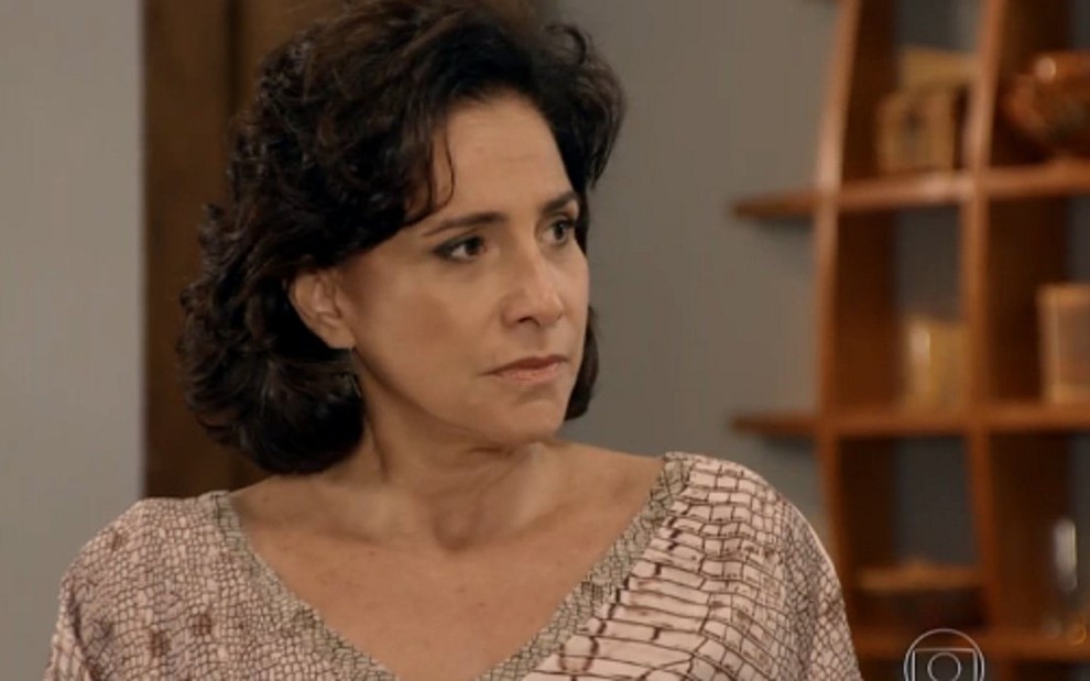 Adriana (Totia Meirelles) tentará dar golpe na sobrinha, nos próximos capítulos de Alto Astral - Reprodução/TV Globo
