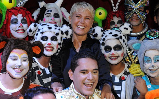 Xuxa, rodeada de personagens de seu universo, em inauguração de bufê infantil na última quarta (25) - AGNEWS