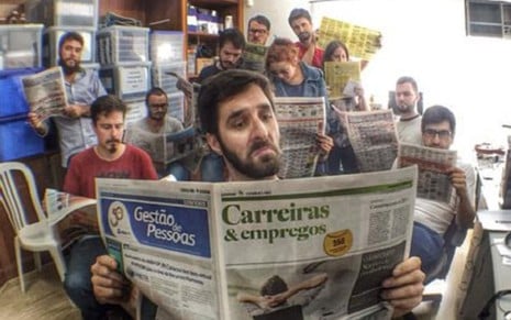 Rafinha Bastos e membros da produção do Agora É Tarde posam com classificados de emprego - Reprodução/Instagram