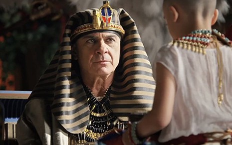 Zécarlos Machado interpreta o faraó Seti com Moisés criança (de costas) em Os Dez Mandamentos - Divulgação/TV Record