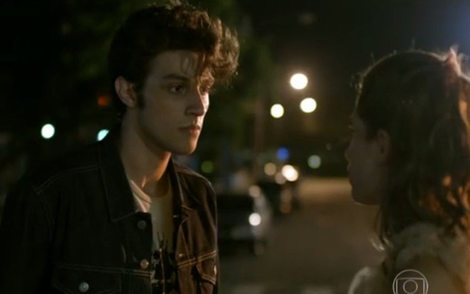 Chay Suede (Rafael) e Laís (Luísa Arraes) em cena do capítulo de sábado (28) de Babilônia - Reprodução/TV Globo