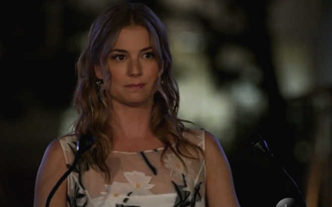 A atriz Emily VanCamp em frente a um púlpito em episodio de Revenge, exibido ontem (29) nos EUA - Reprodução/ABC