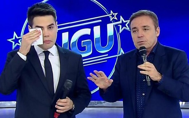 Luiz Bacci chora ao lado de Gugu Liberato; programa da Record teve maior audiência às terças - Reprodução/TV Record