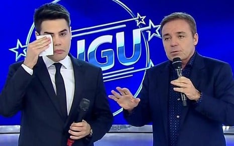 Luiz Bacci chora ao lado de Gugu Liberato; programa da Record teve maior audiência às terças - Reprodução/TV Record