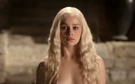 A protagonista Emilia Clarke em cena de nu frontal total em Game of Thrones, série mais erótica da TV - Fotos: Reprodução/HBO