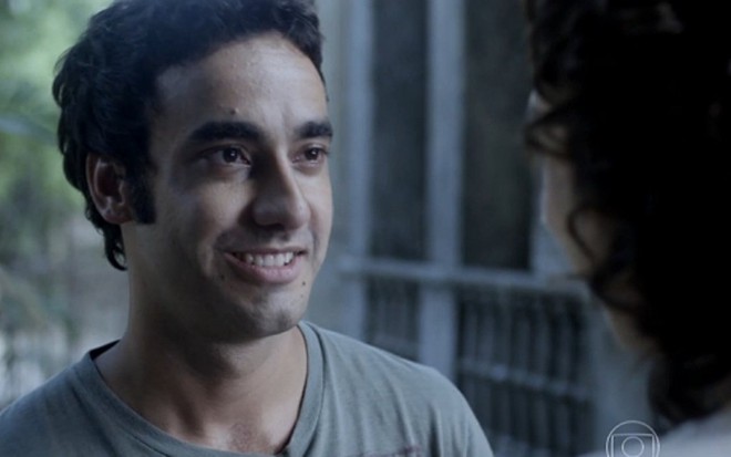 Afeganistão (Gabriel Godoy) namora Dirce (Marianna Armellini) após aula, em cena de Alto Astral - Reprodução/TV Globo
