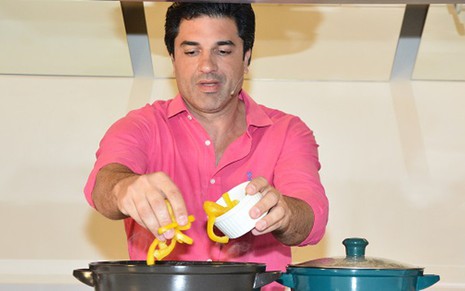 Edu Guedes cozinha durante lançamento de livro de receitas, em São Paulo, em junho de 2014  - AGNEWS