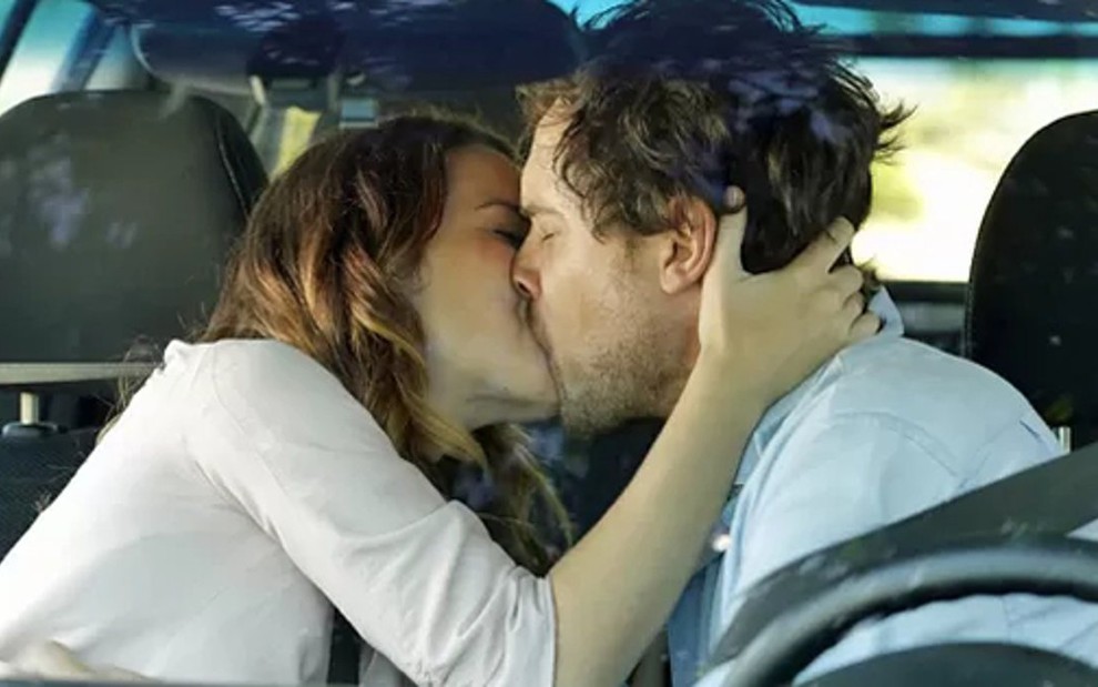 Laura (Nathalia Dill) e Caíque (Sergio Guizé) se beijam, em cena de Alto Astral, novela das sete da Globo - Felipe Monteiro/TV Globo