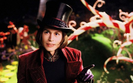Johnny Depp interpreta Willy Wonka na versão moderna de A Fantástica Fábrica de Chocolate (2005) - Divulgação
