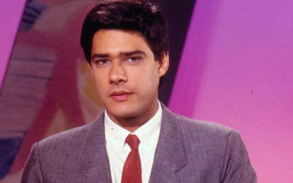 William Bonner na bancada do Fantástico, em 1988, quando foi promovido a apresentador de primeiro time - Reprodução/Memória Globo