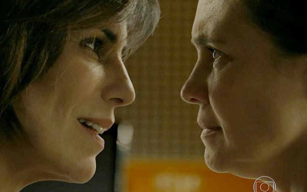 Gloria Pires e Adriana Esteves em cena do primeiro capítulo de Babilônia, novela das nove da Globo - Reprodução/TV Globo