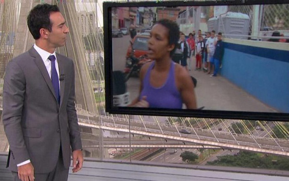 O apresentador César Tralli observa mulher revoltada e interrompe link do SP TV 1ª Edição nesta terça (7) - Reprodução/TV Globo