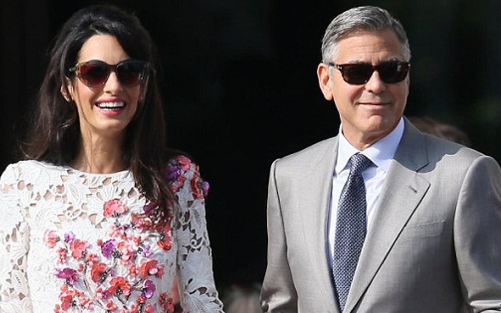 George Clooney ao lado da mulher, Amal Alamuddin; lei italiana protegerá ator de paparazzi e curiosos - Reprodução
