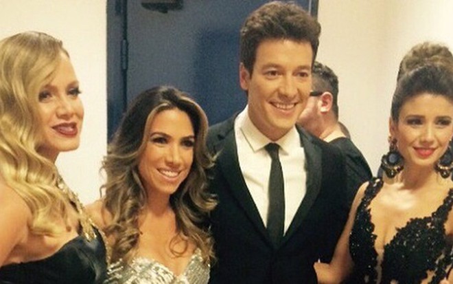 Eliana, Patricia Abravanel, Rodrigo Faro e a cantora Paula Fernandes nos bastidores do Troféu Imprensa - Fotos: Reprodução/Instagram