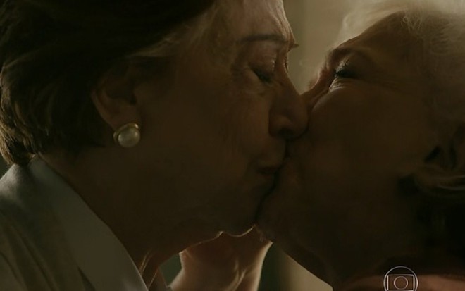 Nathalia Timberg e Fernanda Montenegro se beijam em 18 de março: cena não se repetirá - Reprodução/TV Globo