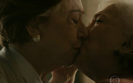 Nathalia Timberg e Fernanda Montenegro se beijam em 18 de março: cena não se repetirá - Reprodução/TV Globo