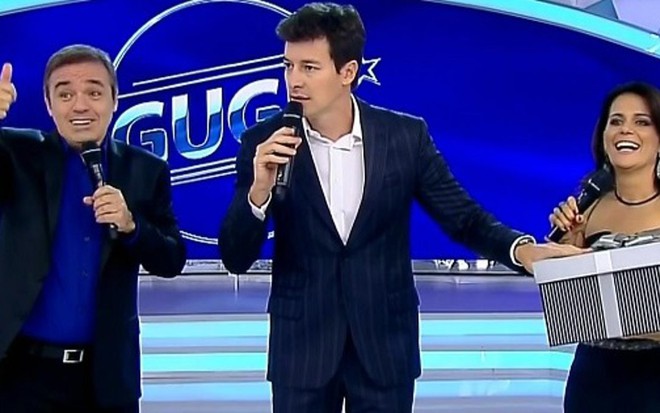 Gugu Liberato ganha festa de aniversário de Rodrigo Faro e Adriana Araújo em seu programa na Record - Reprodução/TV Record