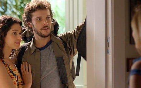 Júlia (à direita) vê Pedro pela primeira vez com a namorada, Taís, em cena de Sete Vidas - Reprodução/TV Globo