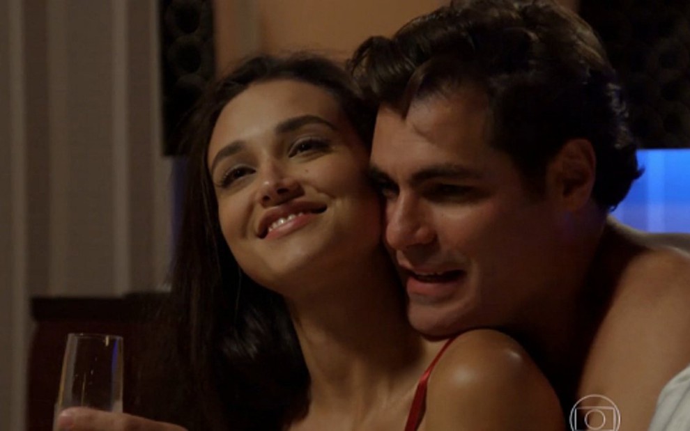 Sueli (Débora Nascimento) e Marcos (Thiago Lacerda) serão vistos aos beijos, em Alto Astral - Reprodução/TV Globo