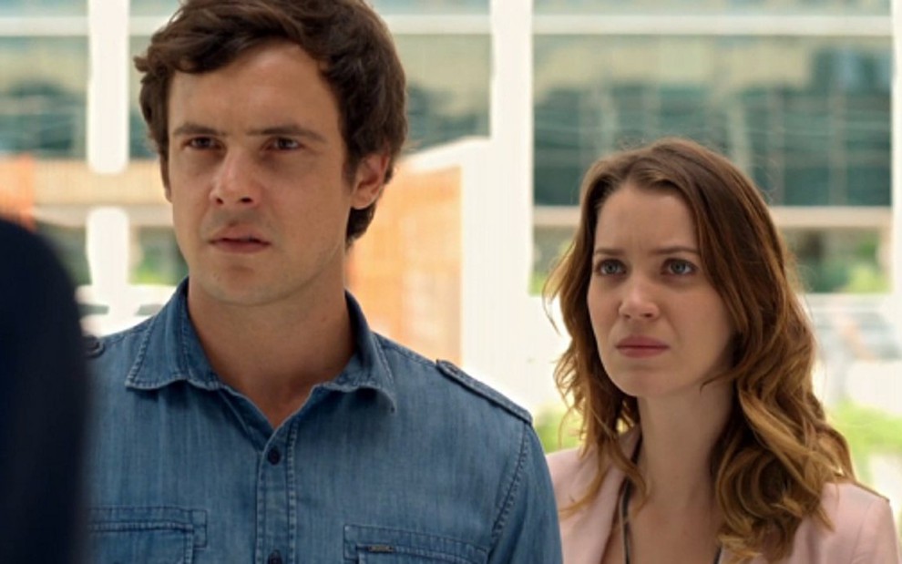 Caíque (Sergio Guizé) e Laura (Nathalia Dill) são surpreendidos juntos por vilão, em cena exibida dia 7 - Reprodução/TV Globo