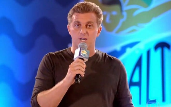 Luciano Huck apresenta a nova temporada de Saltibum, competição de saltos ornamentais entre famosos - Reprodução/TV Globo