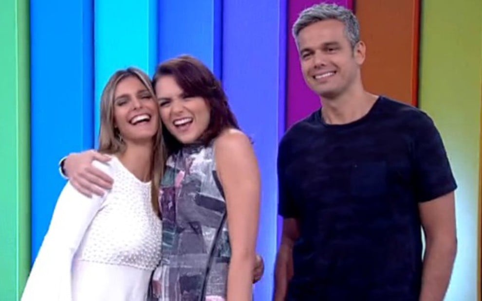 Fernanda Lima abraça Monica Iozzi ao lado de Otaviano Costa no Vídeo Show de sexta-feira (10) - Reprodução/TV Globo