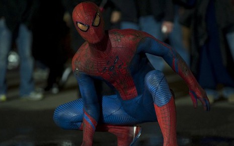 Andrew Garfield em cena de O Espetacular Homem-Aranha (2012), filme exibido pela Globo no domingo (12) - Divulgação