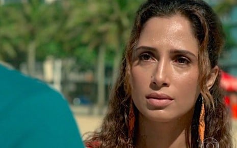 Camila Pitanga (Regina) em cena de Babilônia; vendedora ajudará a desmascarar explorador - REPRODUÇÃO/TV Globo