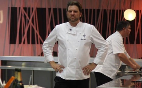 O chef Carlos Bertolazzi no cenário do programa Cozinha sob Pressão, reality show do SBT - Divulgação