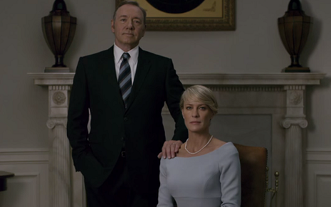 Os atores Kevin Spacey e Robin Wright posam para foto na terceira temporada de House of Cards - Reprodução/Netflix