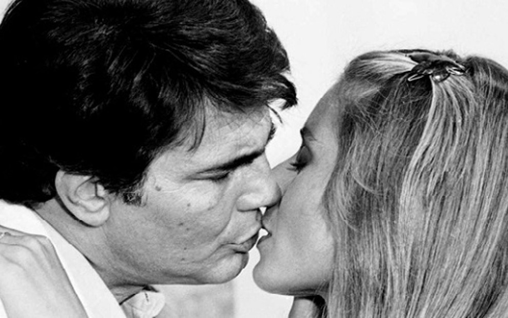 Tarcísio Meira e Vera Fischer se beijam em Coração Alado (1980), que mostrou estupro e masturbação - Fotos Divulgação/TV Globo