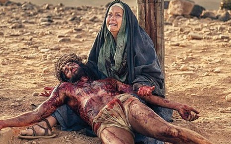 O ator Juan Pablo di Pace (Jesus) nos pés de Greta Scacchi (Maria) em cena de sequência de A Bíblia - Montagem Reprodução NBC/HBO