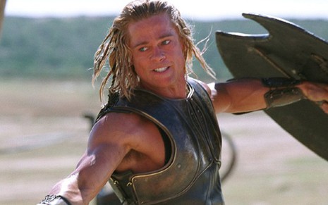 Brad Pitt em cena de Troia (2004); filme será exibido na próxima quinta-feira (23), no canal pago TNT - Fotos: Divulgação