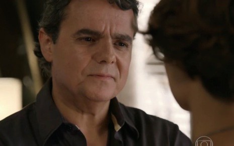 Cassio Gabus Mendes (Evandro) contracena com Sophie Charlotte (Alice) em Babilônia, da TV Globo - Reprodução/TV Globo