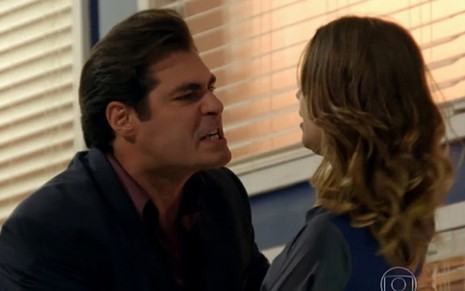 Marcos (Thiago Lacerda) agride Laura (Nathalia Dill) em cena de Alto Astral, novela das sete da Globo - Reprodução/TV Globo