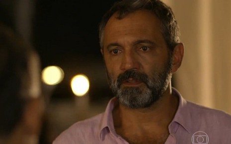 Miguel (Domingos Montagner) na cena em que conhece Vicente (Ângelo Antônio), mas não revela identidade - Reprodução/TV Globo