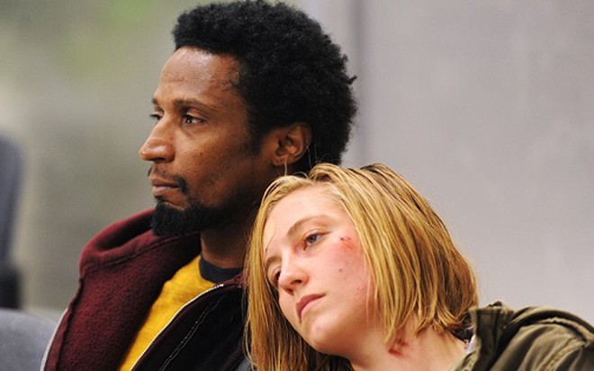 Elvis Nolasco e Caitlin Gerard em cena de American Crime, drama sobre racismo contra brancos e negros - Fotos Divulgação/ABC