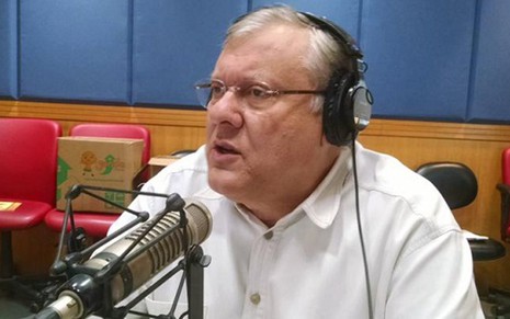 Milton Neves apresenta o programa Domingo Esportivo na rádio Bandeirantes, no último final de semana - Twitter/@rbandeirantes