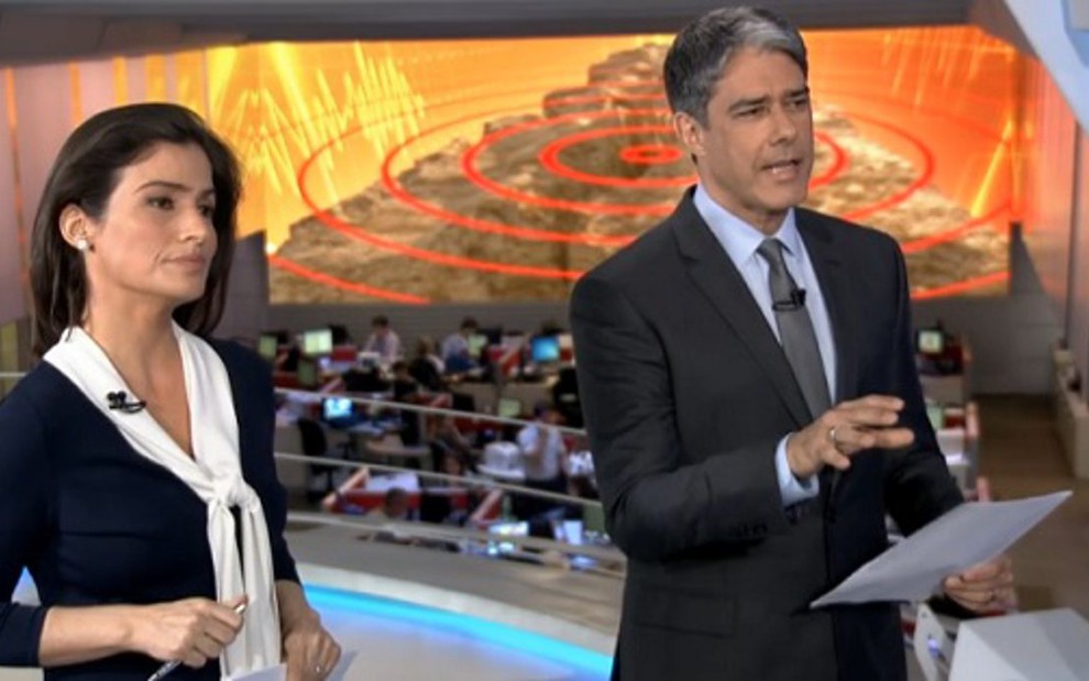 Renata Vasconcellos e William Bonner ficam de pé para conversar com correspondentes no Nepal - Reprodução/TV Globo