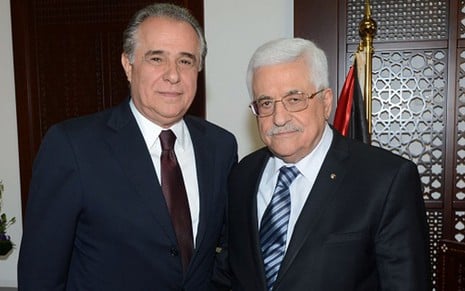 O jornalista Roberto D'Ávila, da GloboNews, posa para foto com o íder palestino Mahmoud Abbas - Divulgação/GloboNews