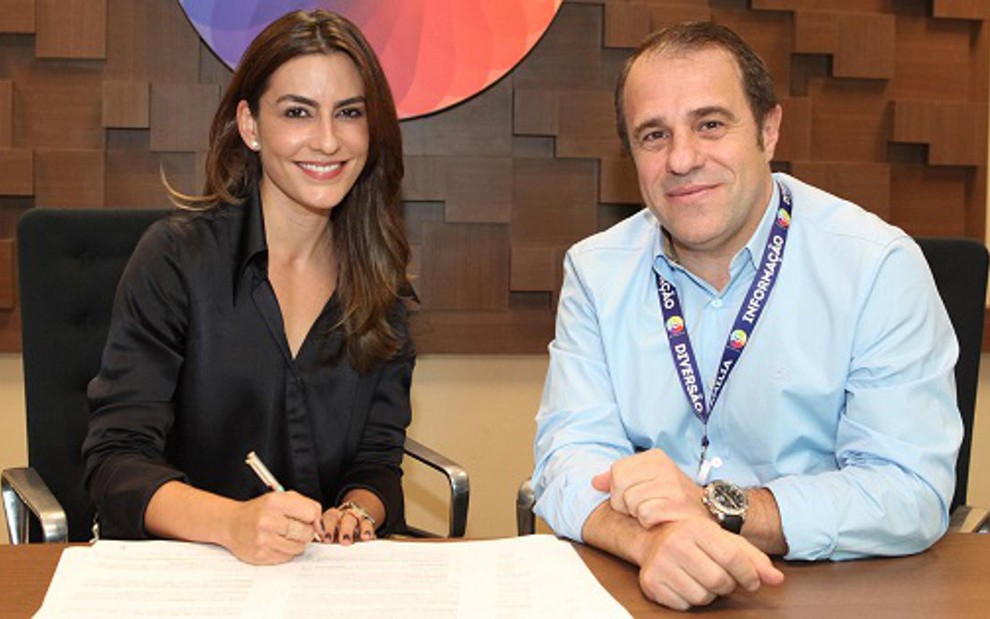 Ticiana Villas Boas assina contrato com o SBT ao lado de Fernando Pelégio, diretor de planejamento artístico - Leonardo Nones/SBT