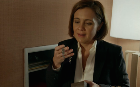 Adriana Esteves (Inês) em cena exibida segunda (27) em Babilônia na qual rouba pulseira de crime - Reprodução/TV Globo