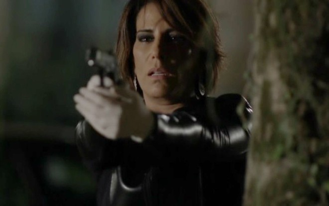 Gloria Pires segura arma para 'atirar' em Adriana Esteves em Babilônia; novela teve maior ibope em 40 dias - Reprodução/TV Globo