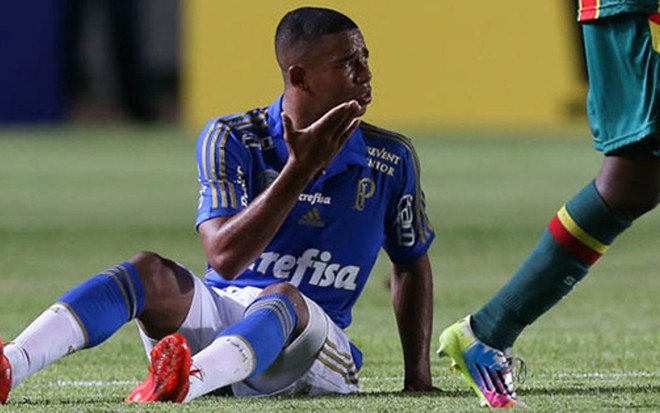 O atacante Gabriel Jesus, do Palmeiras, reclama de falta durante jogo contra Sampaio Corrêa, ontem (29) - Cesar Greco/Ag. Palmeiras