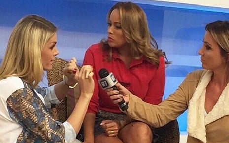 Observada por Renata Alves (centro), Ana Hickmann dá entrevista para Dani Duff no Hoje em Dia - Reprodução/Instagram