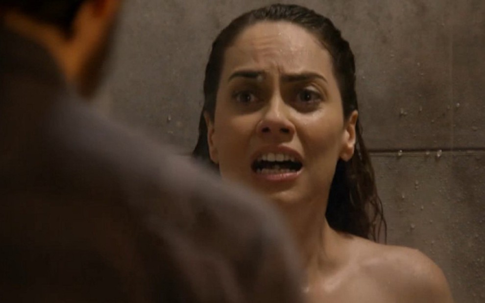 Suzana (Adriana Prado) vê marido Oscar (Juan Alba) e acredita que não passa de uma alucinação - Reprodução/TV Globo