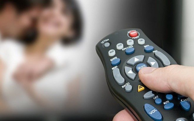 Telespectador com controle remoto; TV por assinatura tem em março menor crescimento em 21 meses - Reprodução