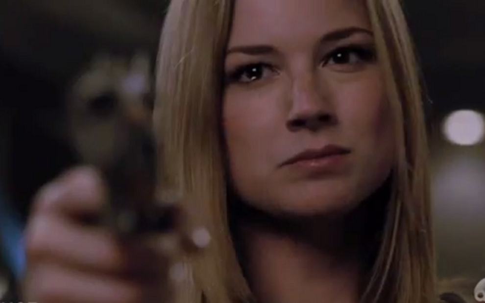 A atriz Emily VanCamp aponta arma para Madeleine Stowe em cena do último episódio de Revenge - Divulgação/ABC