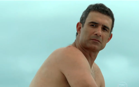 Marcos Pasquim (Carlos Alberto) em cena de Babilônia; personagem fará revelação nos próximos capítulos - Reprodução/TV Globo