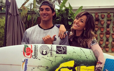Gabriel Medina e Sabrina Sato posam com prancha de surfe do atleta em bastidor de gravação - Instagram/@gabrielmedina